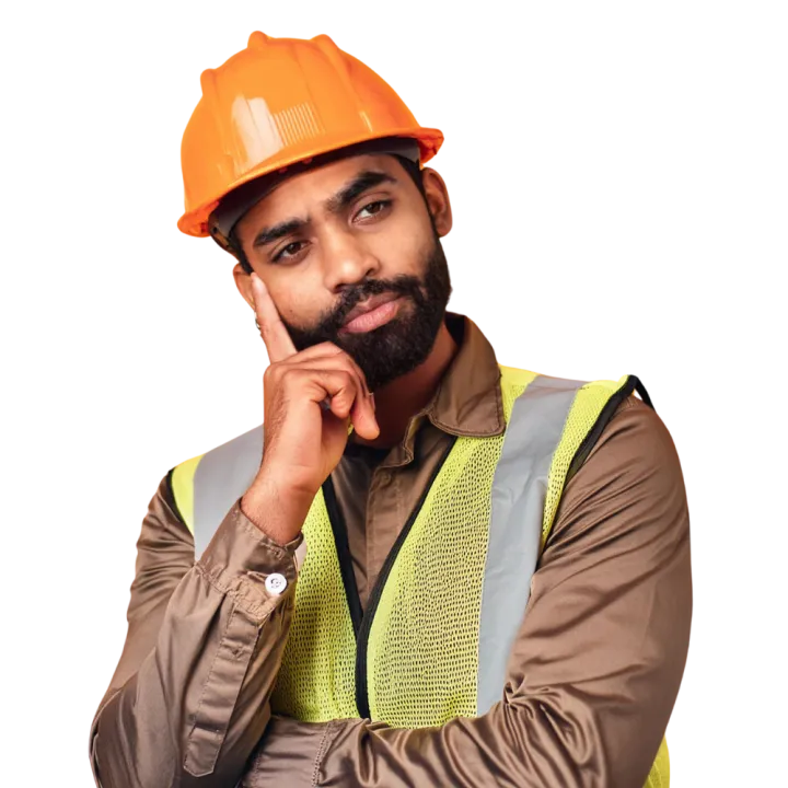 Un artisan en casque de chantier se demande quelle assurance choisir